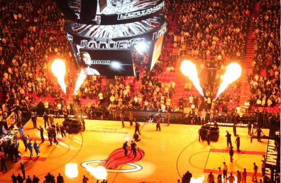 京媒：沈梓捷脚踝裹着厚厚的冰袋已被送往医院​就诊（京媒：沈梓捷脚踝缠厚冰袋，已送医就诊）