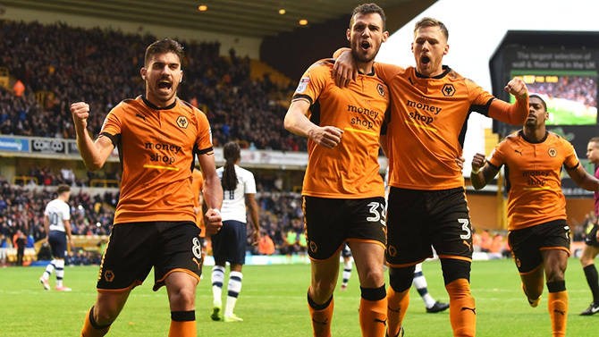 时间刚刚好！付豪底线持球强攻 转身勾手压哨命中（恰到好处！付豪底线强突转身勾手压哨命中）